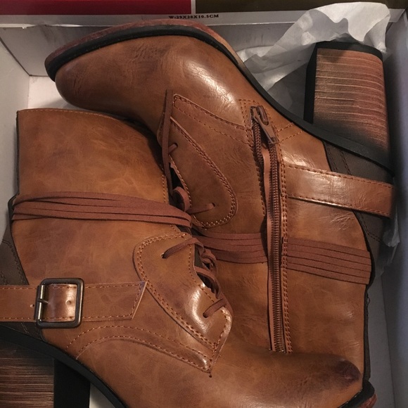 Booths - Picture 5 of 6